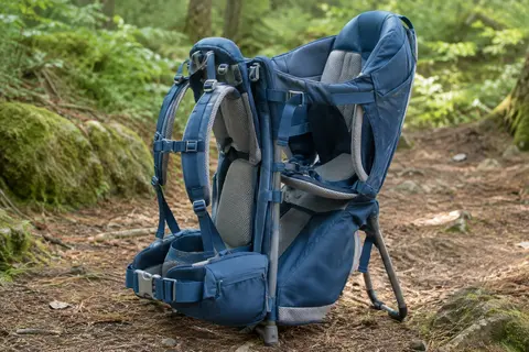 Porte-bébé de randonnée Deuter bleu avec armature, assise réglable et empiècements latéraux en maille