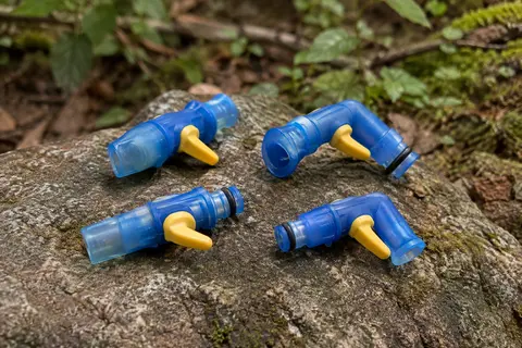Embouts bleus en silicone pour tube d’hydratation, avec leviers jaunes et formes droite et coudée